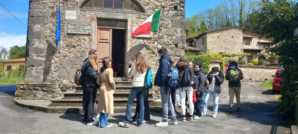 Un gruppo tedeschi a San Terenzo Monti per conoscere i luoghi degli eccidi