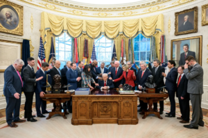 Il presidente Trump con i pastori evangelici che hanno invocato protezione per lui e per le truppe statunitensi (foto www.whitehouse.gov)