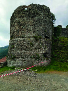 La torre di Bibola danneggiata.