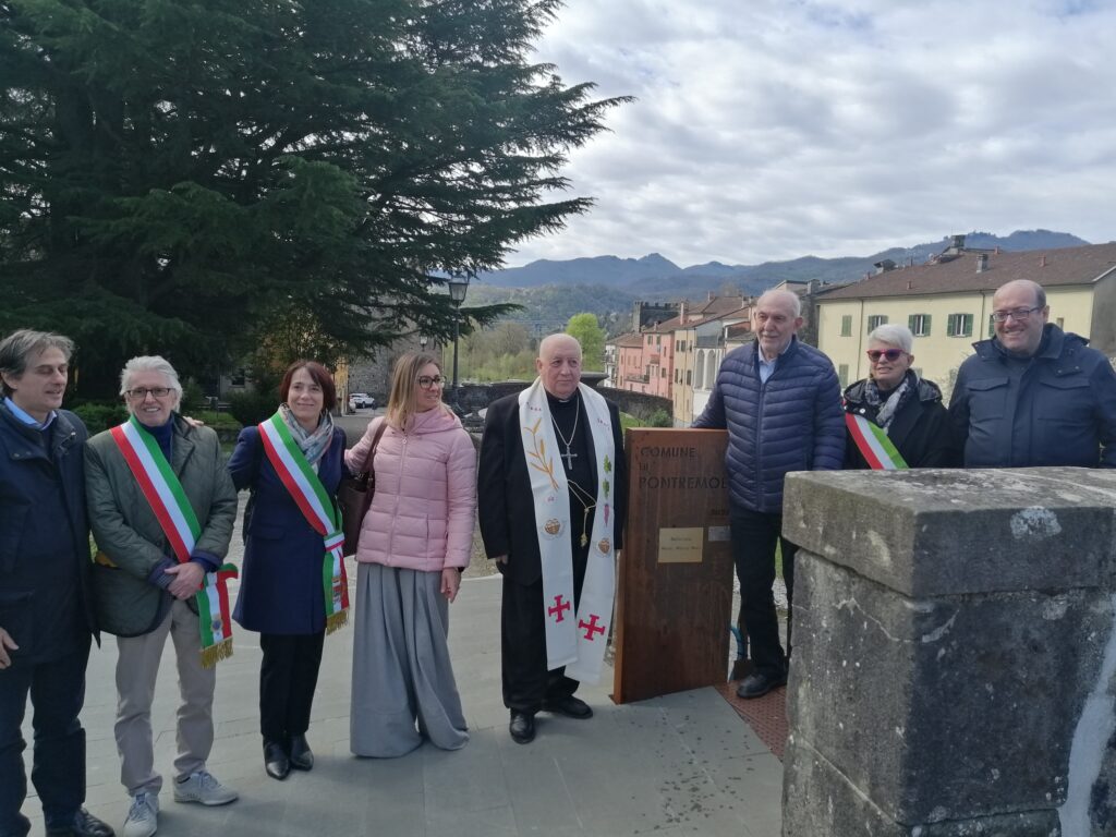 La scopertura della targa intitolata a Mons.Marco Mori