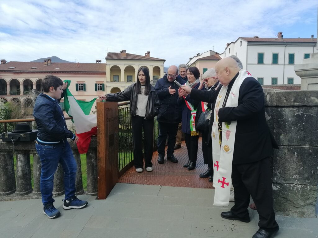 La benedizione della passerella "Belvedere", intitolata a mons. Mario Mori, da parte di mons. Alberto Silvani