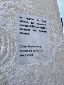 La targa che ricorda Enzo Monali