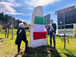 Il momento dello scoprimento del monumento in ricordo di Enzo Monali, da parte della figlia Daniela e del sindaco Cristian Petacchi