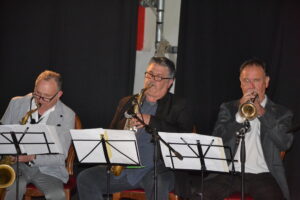 Roberto Martinelli (al centro) durante il recente concerto al Teatro della Rosa