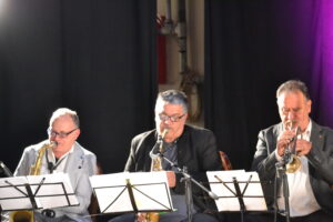 Roberto Martinelli (al centro) durante il recente concerto al Teatro della Rosa