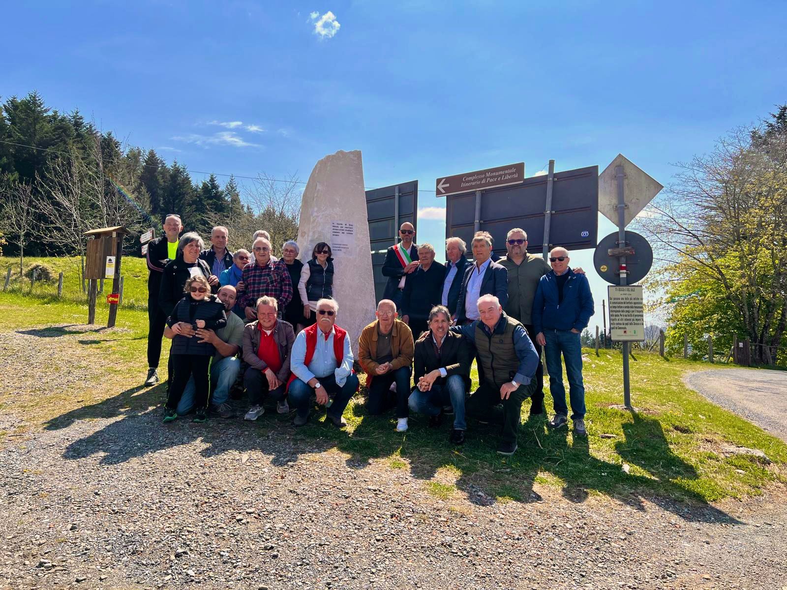 Un monumento a Zeri in marmo in ricordo di Enzo Monali