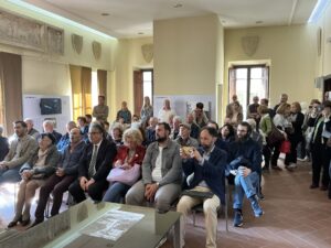 Il pubblico presente all'incontro di presentazione del nuovo del Museo Archivio della Memoria di Bagnone