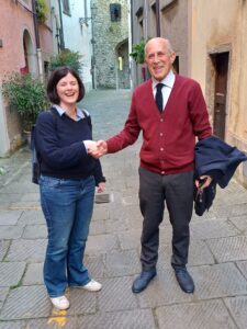 L'incontro in via Cavour tra i due candidati sindaci Elena Battaglia e Pier Camillo Cocchi