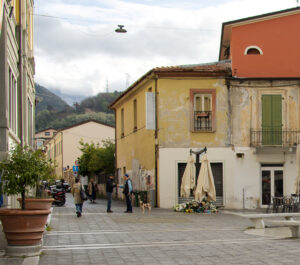 Piazza Palma, nel centro di Massa, dove ha trovato la morte Giacomo Bongiorni