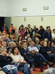 Il pubblico presente al consiglio comunale straordinario ad Aulla