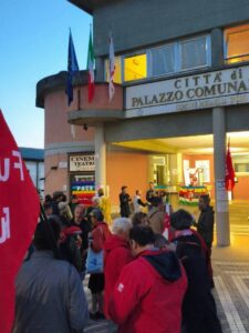 I cittadini all'esterno del palazzo comunale di Aulla