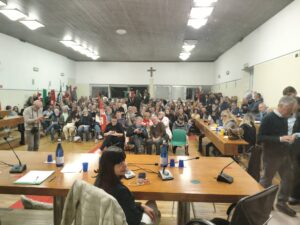 Il pubblico presente al consiglio comunale straordinario ad Aulla