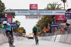 L'arrivo di Filippo Ganna sul traguardo di Marina di Massa. Il forte cronomen sarà poi il vincitore di tappa