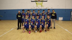 La rosa e lo staff del Basket Pontremoli under 17
