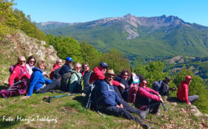 Foto dei gruppo del Mangia Trekking seduti davanti a Pezzalunga