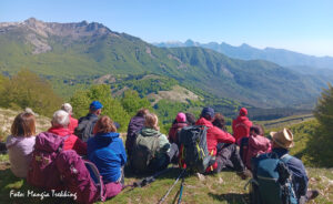 Foto dei gruppo del Mangia Trekking seduti guardando il Pezzalunga