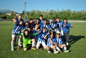 La festa dei giocatori e dello staff del ValliZeri per la promozione in Seconda Categoria