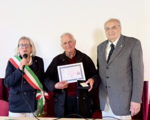 Il momento della consegna del riconoscimento a Giorgio Bardi, al centro. Assieme alla sindaca di Filattiera Annalisa Folloni e il console dei Maestri del Lavoro per Massa Carrara, Gino Piccini