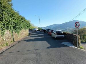 L’ingresso del borgo storico di Filattiera, con, a destra, le auto parcheggiate dove si trovavano i cinque platani abbattuti