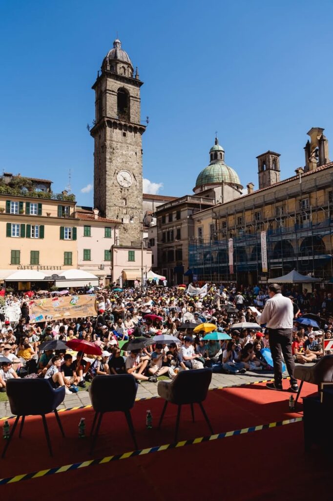 La grande partecipazione dei ragazzi in Piazza dell Repubblica, con sul palco il presentatore della manifestazione Marco Profili