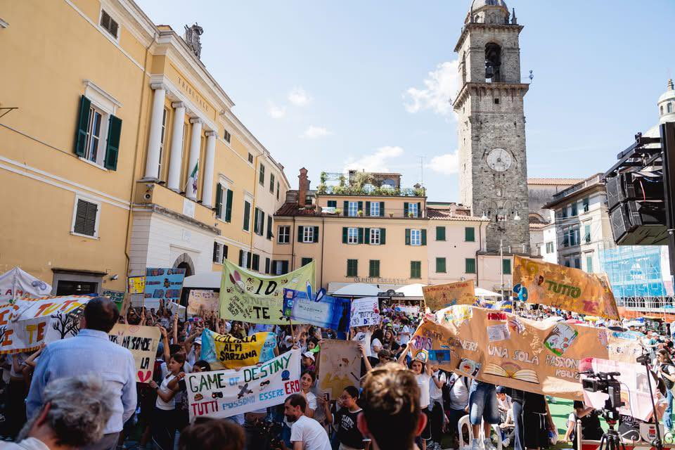 I ragazzi mostrano con orgoglio i loro cartelloni realizzati per i cinque libri finalisti