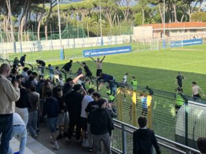 Il momento della festa dei giocatori e dei tifosi del Serricciolo