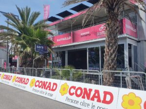 il palco del Giro d'Italia a Marina di Massa