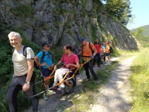 Il gruppo dei partecipanti all'iniziativa "Sentieri per tutti" in cammino
