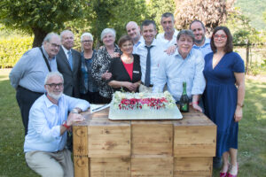 Il gruppo direttivo dei Fratresche taglia la torta dei 70 anni (Foto Walter Massari)