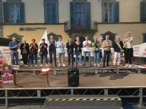 Foto di gruppo degli organizzatori e amministratori, partecipanti alla Minimarcia (Foto Walter Massari)