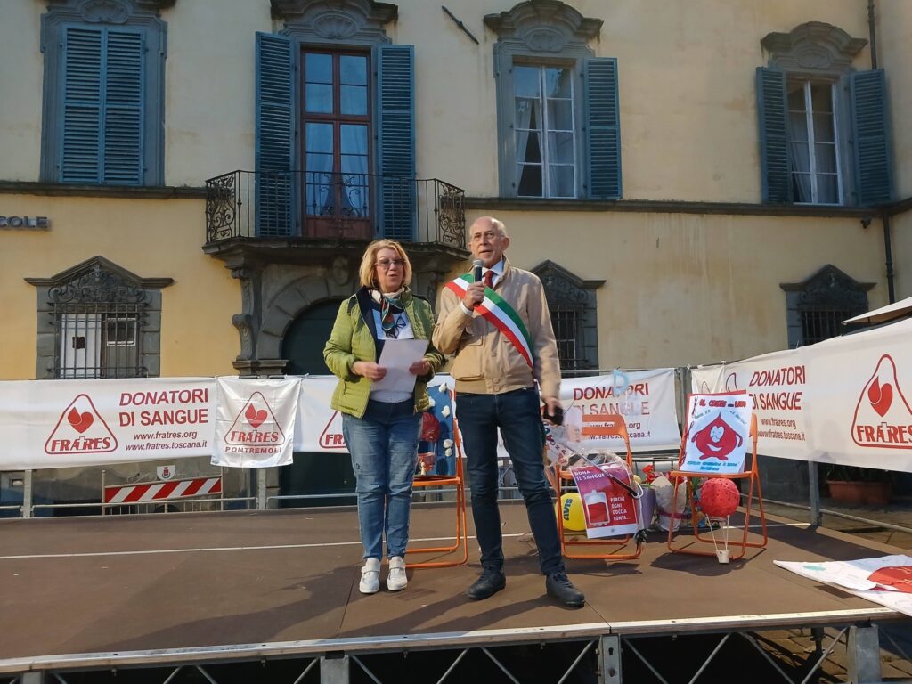 La presentatrice della serata, Ivana Fornesi e lo storico ideatore della Minimarcia Angelo Ferdani (Foto Walter Massari)