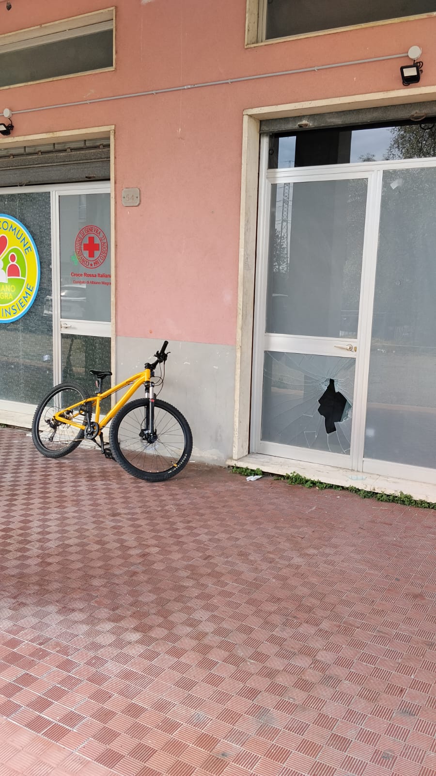 Raid vandalici ad Albiano: presi di mira l’oratorio di Stadano e il nuovo centro CRI