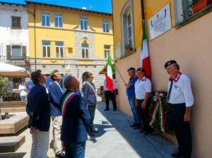 Il momento dello scoprimento della targa, dedicata a Lorenzo Quartieri, in piazza Marconi.