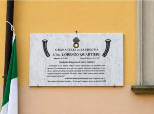 La targa dedicata a Lorenzo Quartieri in piazza Marconi a Bagnone