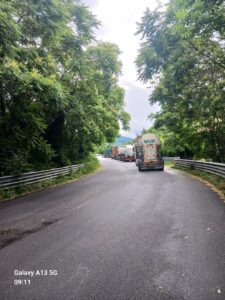 Camion in attesa dalla parte del ponte
