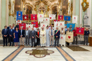 Foto di gruppo al termine della Santa Messa in Duomo che ha preceduto le premiazioni della domenica. (Foto Walter Massari)