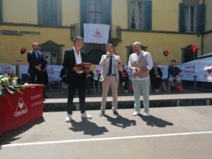 Un momento della fase di premiazioni organizzate dai Fratres nella mattinata di domenica in piazza della Repubblica.