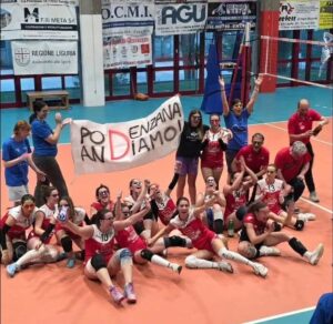 La festa delle ragazze e dallo staff del Podenzana Tresana Volley dopo la promozione in Serie D