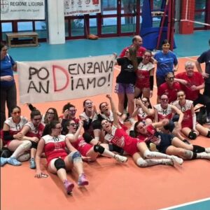 La festa delle ragazze e dallo staff del Podenzana Tresana Volley dopo la promozione in Serie D