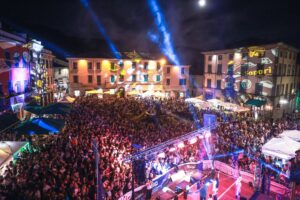 Un momento della festa notturna di “Sapori Live Music” in piazza Medicea (Foto Lunigiana World)