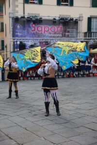 Un momento della rassegna di Sapori, con l’esibizione degli sbandieratori di Fivizzano (Foto Lunigiana World)