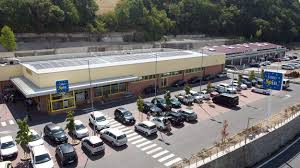Il parcheggio dell'Eurospin a Pontremoli