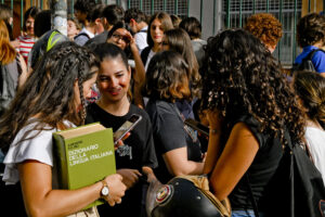 Foto di archivio di studentesse e studenti che aspettano l'inizio delle prove di esame di maturità. ANSA/CIRO FUSCO