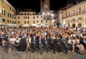 Il pubblico presente in piazza al 74° Premio Bancarella (Foto Walter Massari)