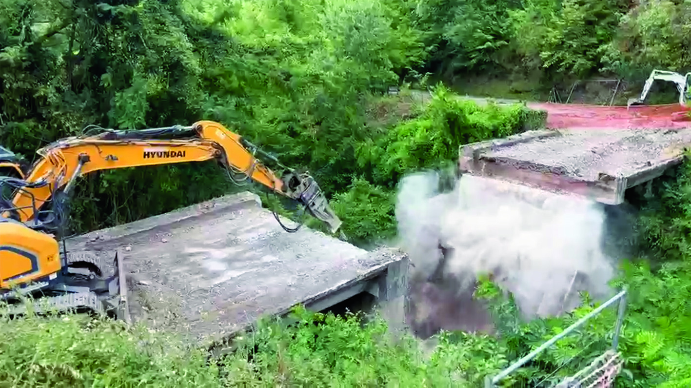 Demolito il ponte di Torrano