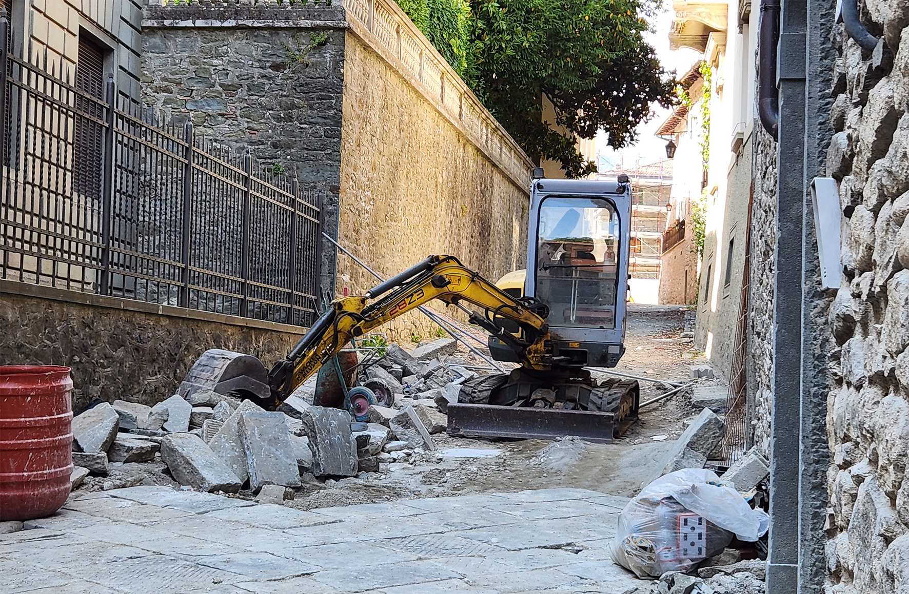 Verso la conclusione dei lavori per il selciato di  Via Niccolò Quartieri a Bagnone