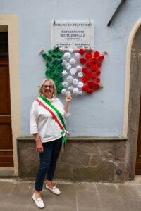 La sindaca Annalisa Folloni di Fronte al lavoro all'uncinetto all'ingresso del Palazzo Comunale (Foto Lunigiana World)