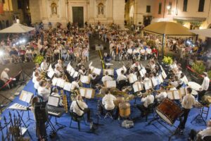 Un momento del concerto della Musica Cittadina in occasione del 2 luglio in piazza Duomo (Foto Walter Massari)