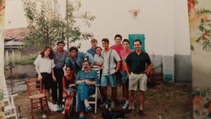 La foto che testimonia l'incontro tra un gruppo di giovani pontremolesi con Francesco Guccini a Pavana nell'agosto del 1994.