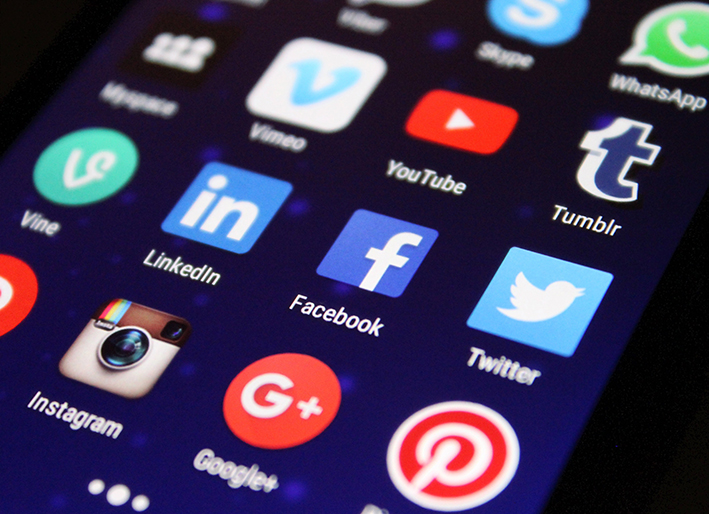 Da veicolo di libertà e democrazia a strumento che plasma la società: il sogno infranto di Internet